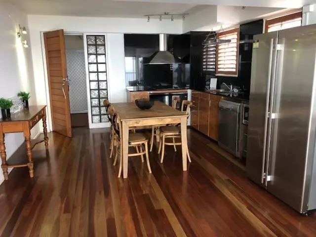 2 Bedroom Deluxe Apartment Sea View, Hillhaven Holiday Apartments