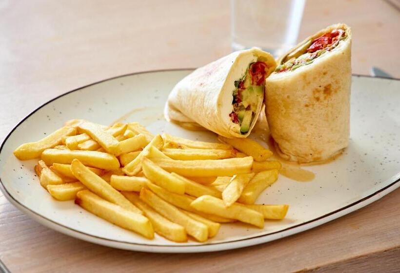 إستوديو قياسى مطل على البحر, First Group La Montagne