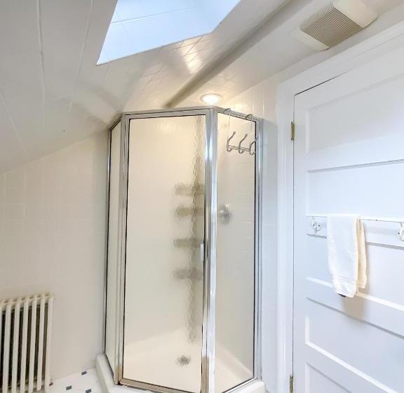 חדר דלוקס, The Harbor Rose