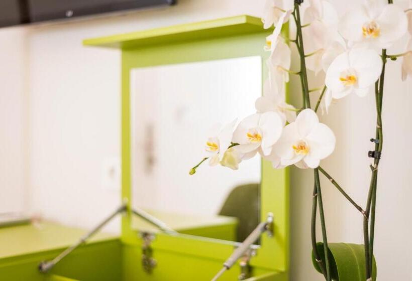 חדר סופריור עם מרפסת, Thejoy City Suites