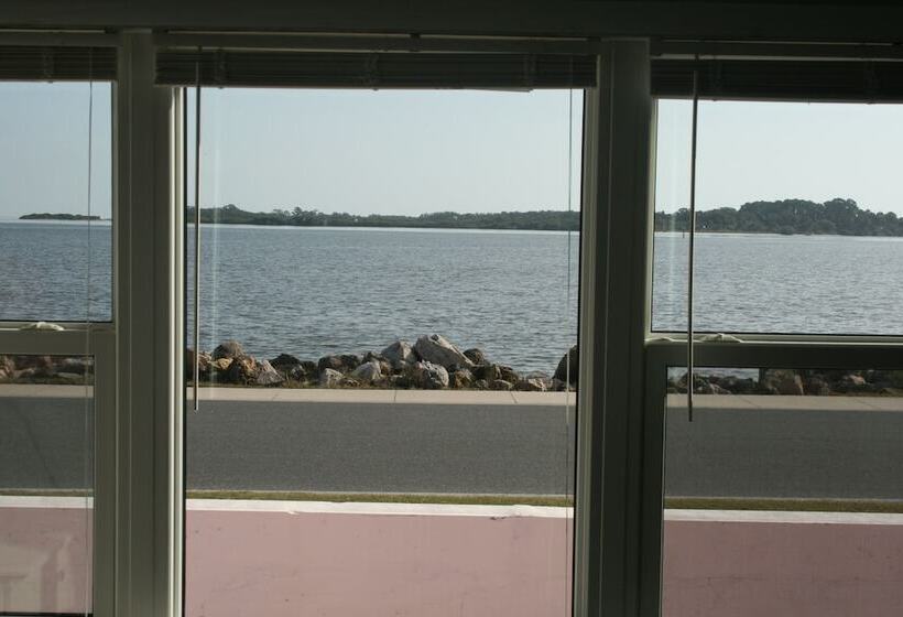 Royal Kamer, Beach Front Motel Cedar Key
