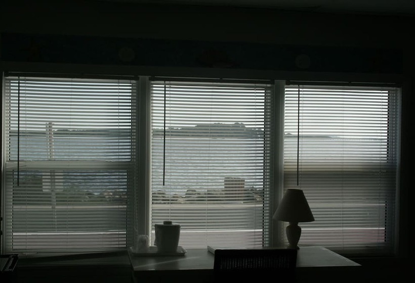 Royal Kamer, Beach Front Motel Cedar Key