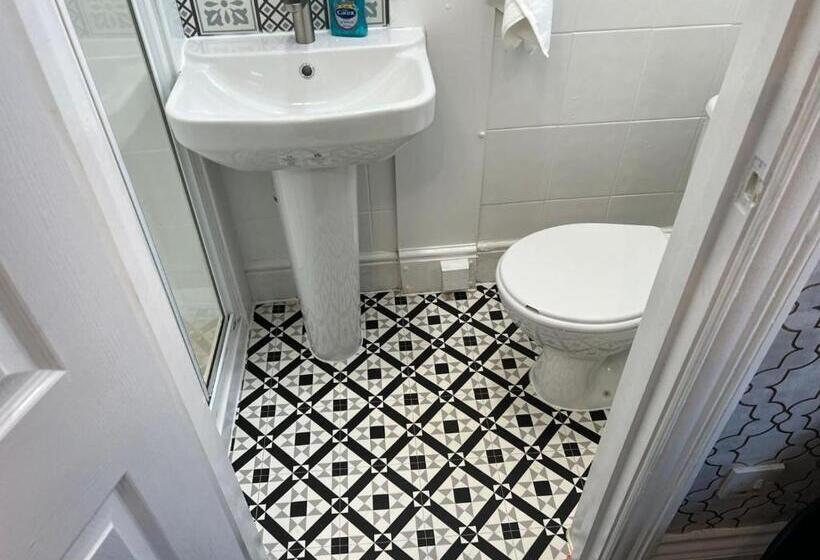 标准三人间, Marine Parade