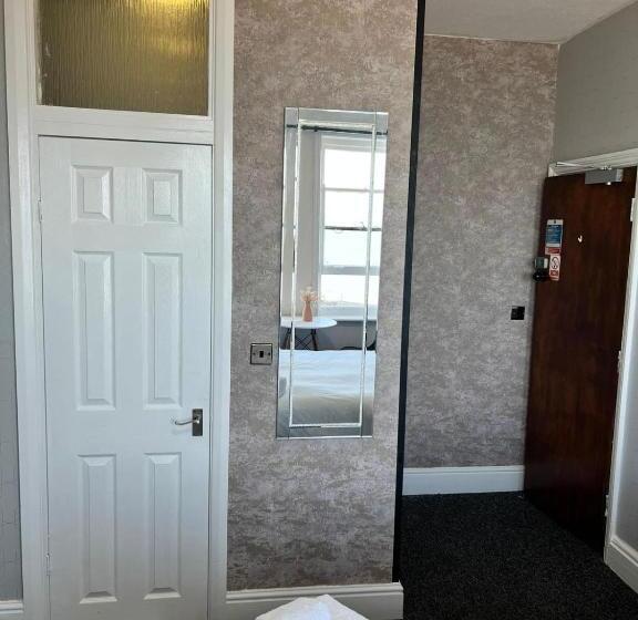 标准间, Marine Parade