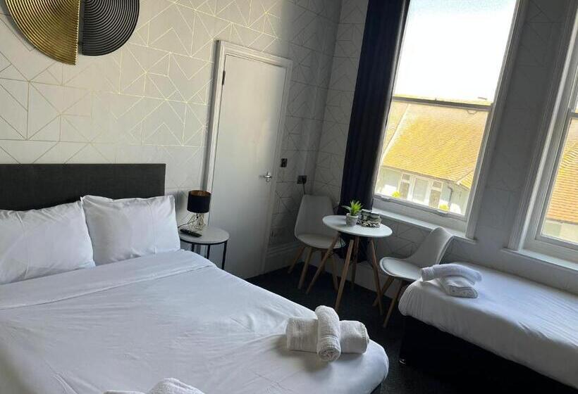 标准三人间, Marine Parade