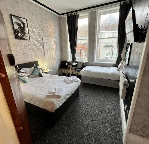 标准三人间, Marine Parade