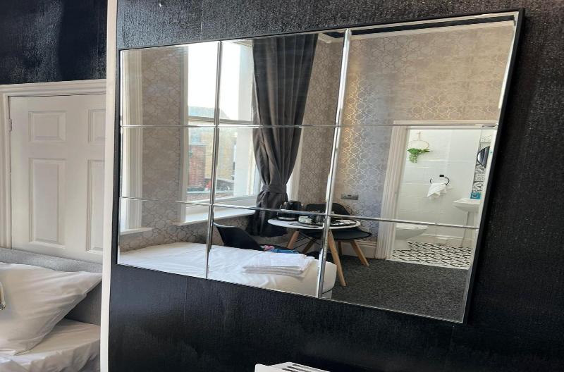 标准三人间, Marine Parade