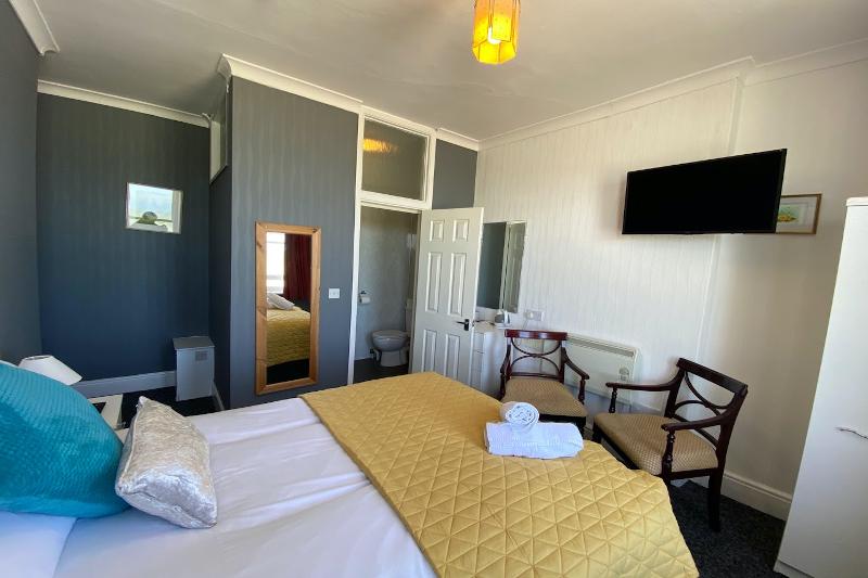 标准单人间, Marine Parade