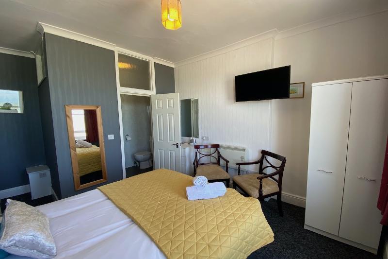 标准单人间, Marine Parade