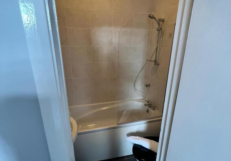 标准间, Marine Parade