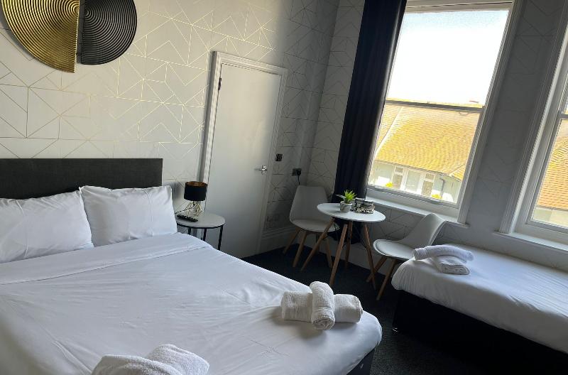 标准三人间, Marine Parade