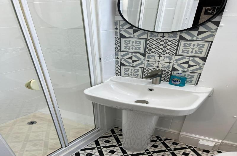 标准三人间, Marine Parade