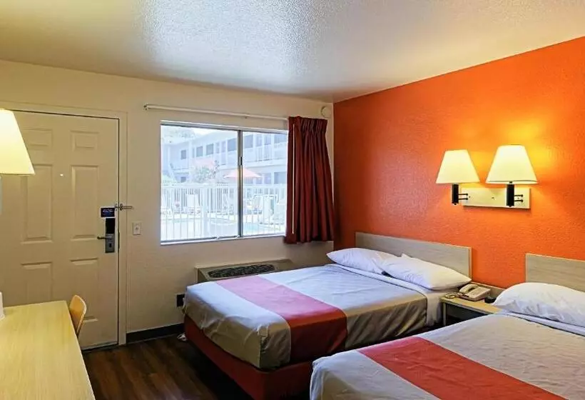 Deluxe Neljän Hengen Huone, Motel 6 Chico, Ca