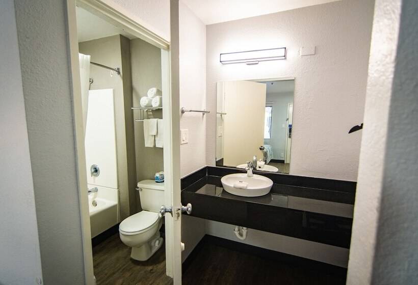 带2个双人床的标准工作室, Motel 6 Ft. Pierce, Fl