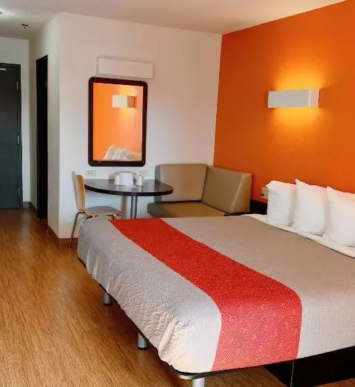キングサイズベッドのスタンダードルーム, Motel 6 Regina, Sk