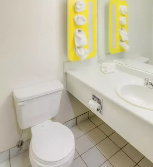 キングサイズベッドのスタンダードルーム, Motel 6 Regina, Sk