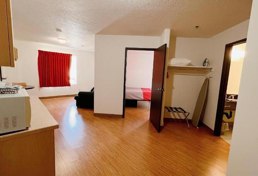 キングサイズベッドのスイートルーム, Motel 6 Regina, Sk