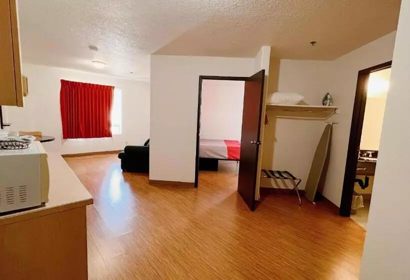 キングサイズベッドのスイートルーム, Motel 6 Regina, Sk