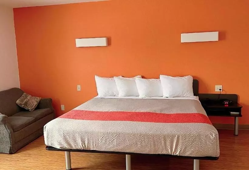 キングサイズベッドのスイートルーム, Motel 6 Regina, Sk