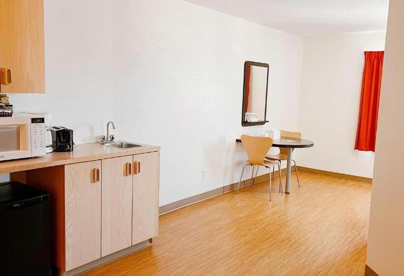 מיטת קינג בסוויטה, Motel 6 Regina, Sk