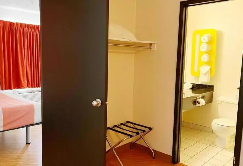 キングサイズベッドのスイートルーム, Motel 6 Regina, Sk