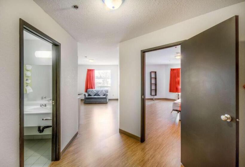 キングサイズベッドのスイートルーム, Motel 6 Regina, Sk