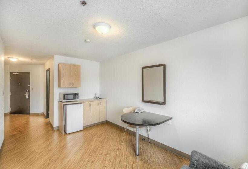 מיטת קינג בסוויטה, Motel 6 Regina, Sk