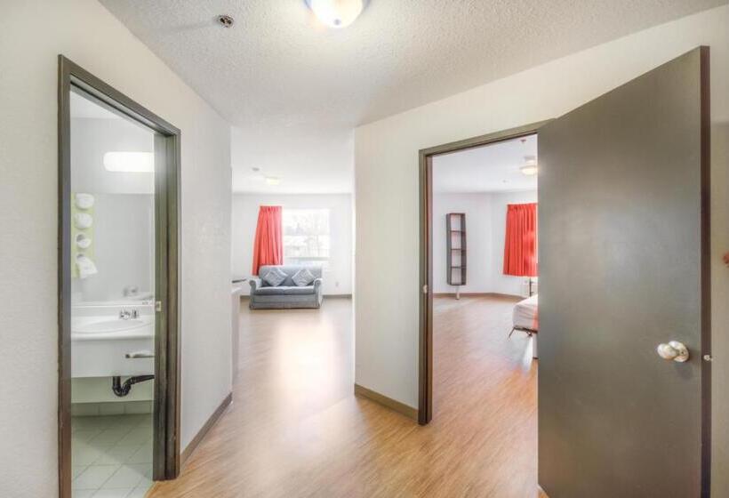 מיטת קינג בסוויטה, Motel 6 Regina, Sk