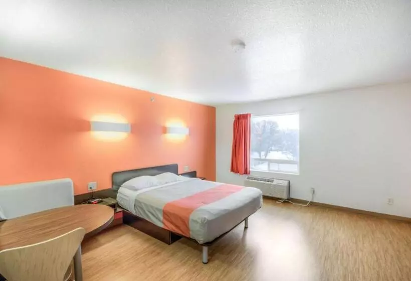 キングサイズベッドのスタンダードルーム, Motel 6 Regina, Sk
