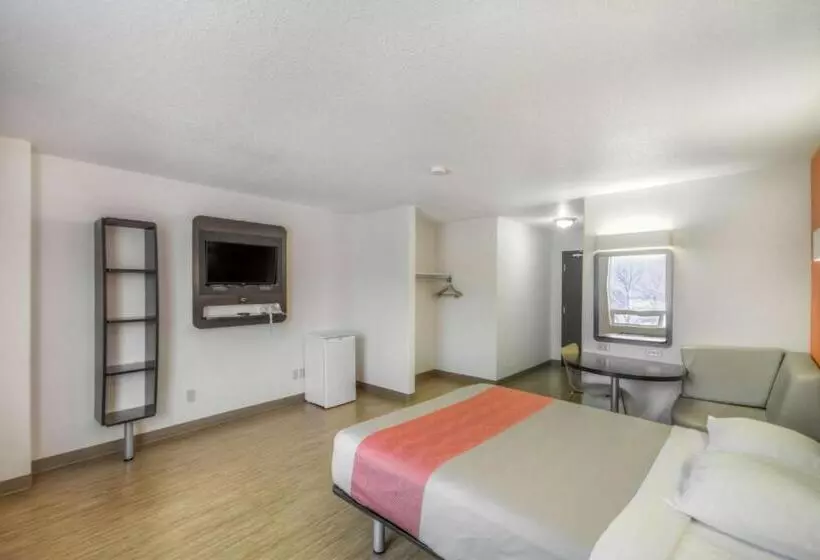 キングサイズベッドのスタンダードルーム, Motel 6 Regina, Sk