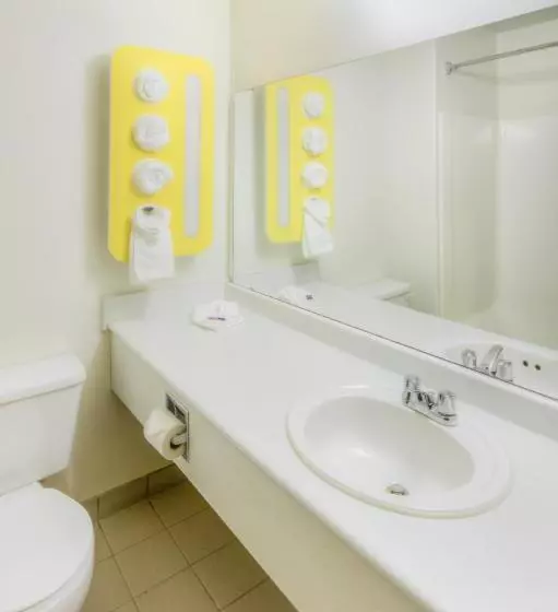 キングサイズベッドのスタンダードルーム, Motel 6 Regina, Sk