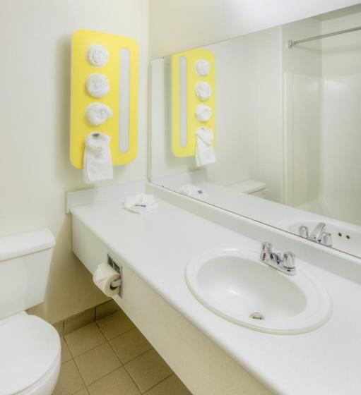 מיטת קינג בסוויטה, Motel 6 Regina, Sk