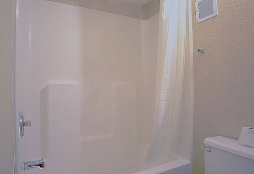 غرفه قياسيه سريرين مزدوجين, Econo Lodge