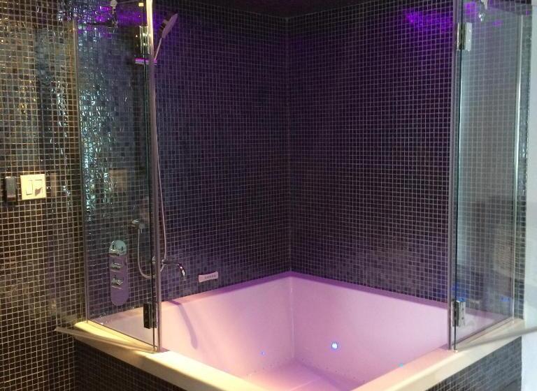 חדק דלוקס עם ג'קוזי, Olux Hotel Motel Suites