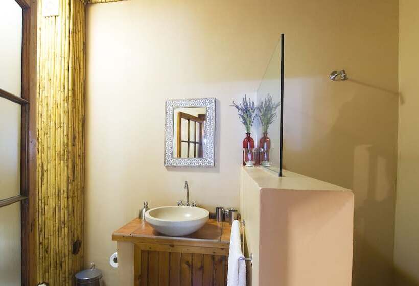 标准三人间, At The Woods Guest House