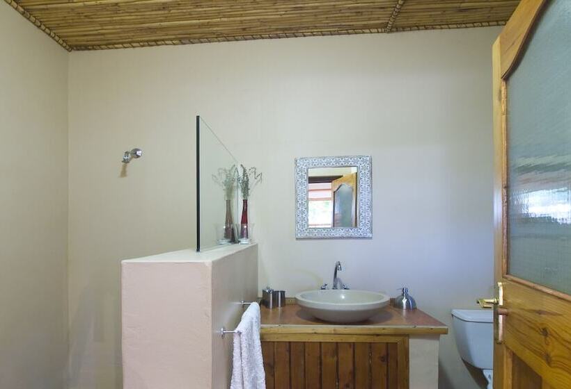 标准三人间, At The Woods Guest House