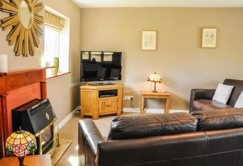 小室, The Poplars Rooms & Cottages