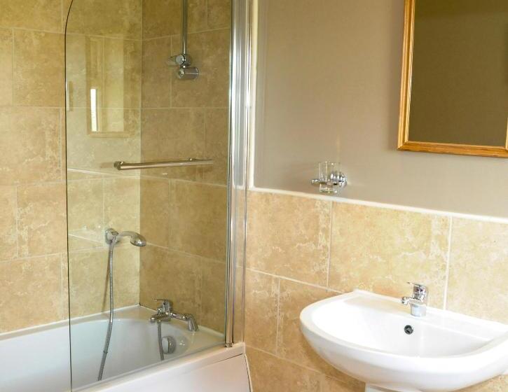 小室, The Poplars Rooms & Cottages