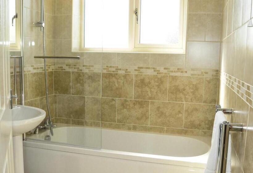 小室, The Poplars Rooms & Cottages