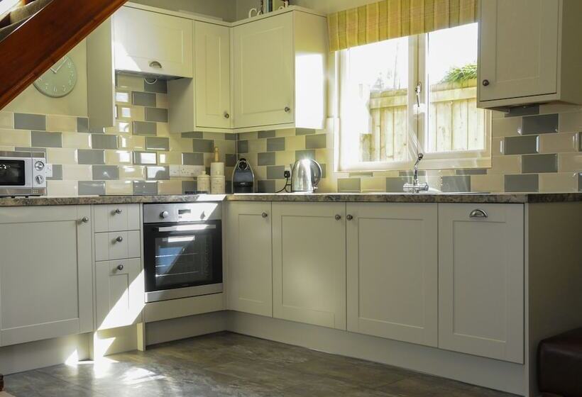 小室, The Poplars Rooms & Cottages