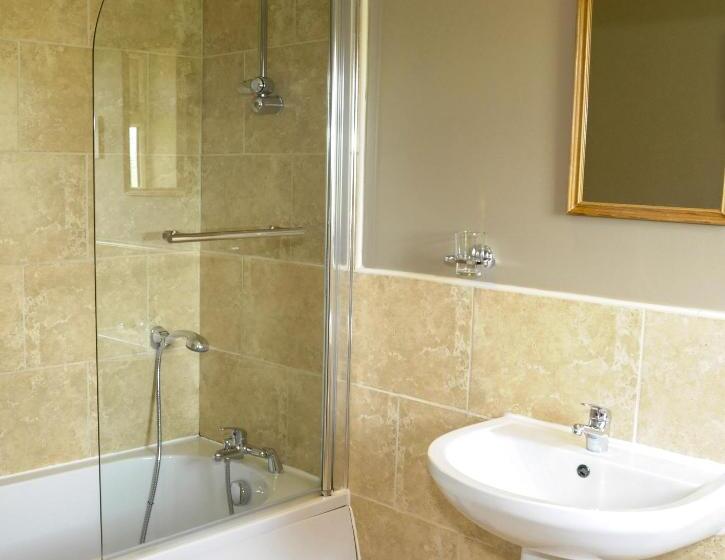 小室, The Poplars Rooms & Cottages