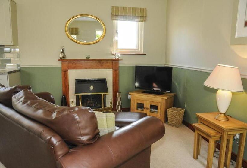 小室, The Poplars Rooms & Cottages