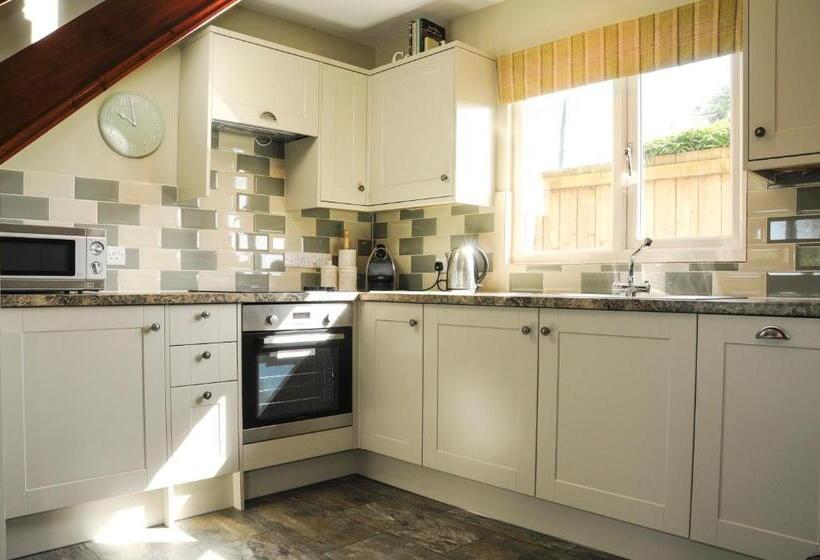 小室, The Poplars Rooms & Cottages