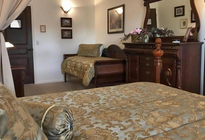 Standard room with outdoor bath, Dreamkatchers Lake Powell Bed & Breakfast