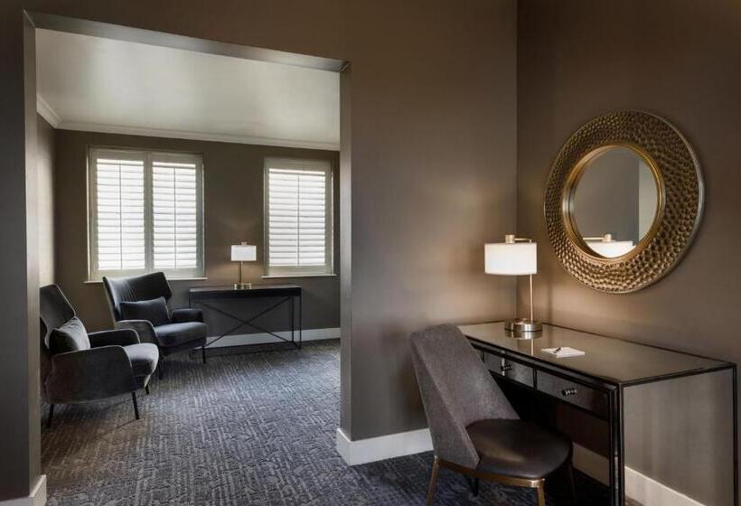 キングサイズベッドのスイートルーム, Ambassador Hotel Oklahoma City, Autograph Collection