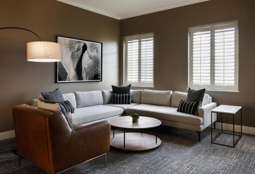 キングサイズベッドのスイートルーム, Ambassador Hotel Oklahoma City, Autograph Collection