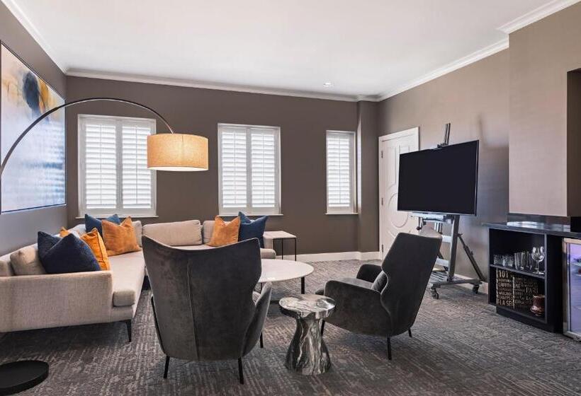 キングサイズベッドのスイートルーム, Ambassador Hotel Oklahoma City, Autograph Collection