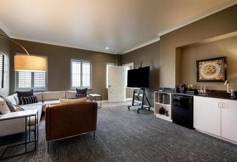 キングサイズベッドのスイートルーム, Ambassador Hotel Oklahoma City, Autograph Collection