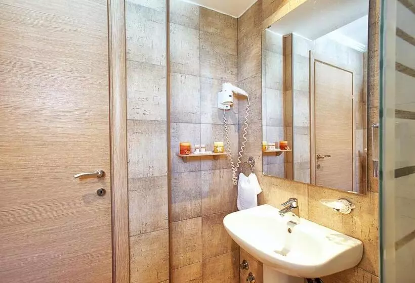 اتاق استاندارد سه نفره, Anastassiou Hotel   Bike And Motorcycle Friendly