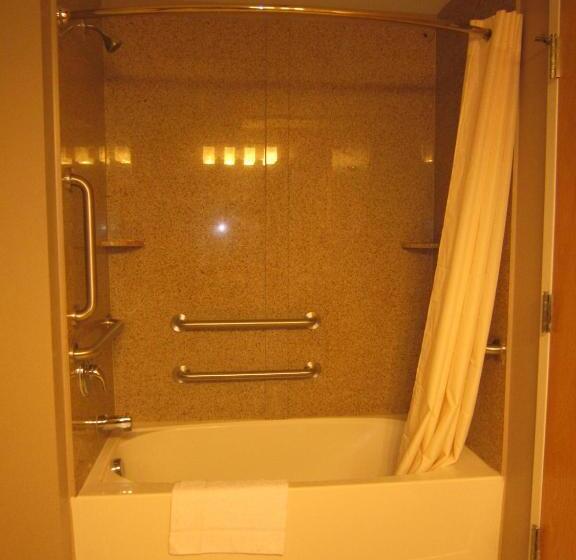 带2个双人床的标准工作室, Red Carpet Inn And Suites Monmouth Junction